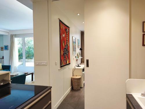 une cuisine et un salon avec vue sur le couloir dans l'établissement Avenue de Salonique - Paris 17, à Paris