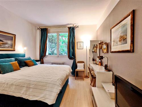 une chambre avec un lit, un bureau et une fenêtre dans l'établissement Avenue de Salonique - Paris 17, à Paris