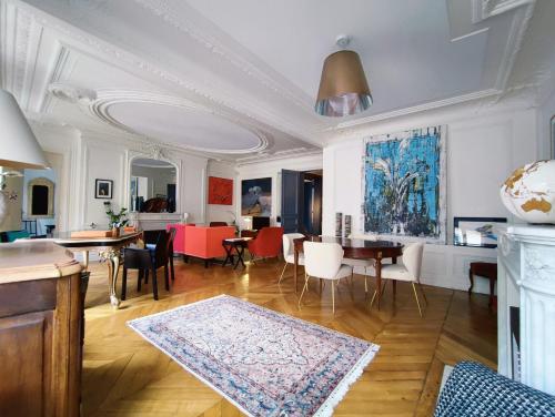 un salon avec une table et des chaises dans l'établissement Rue de Berri - Paris 8, à Paris