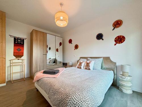 - une chambre avec un lit et des décorations murales dans l'établissement Stylish Apartment Disneyland Paris - Rentaway BnB, à Montévrain