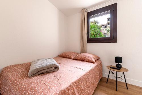 a bedroom with a bed and a window at L'Ornano - Maison climatisée avec piscine in Grosseto-Prugna