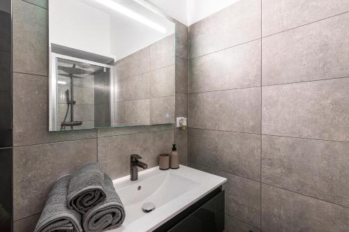 a bathroom with a sink and a mirror at L'Ornano - Maison climatisée avec piscine in Grosseto-Prugna