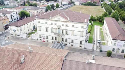 an overhead view of a large white building with red roofs at Residenza Villa Vecelli Cavriani in Mozzecane