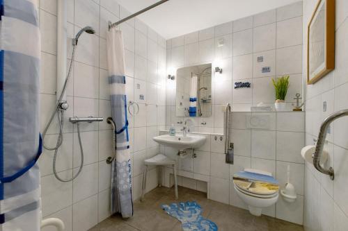 Ένα μπάνιο στο Ferienwohnung Kiek In Hohn