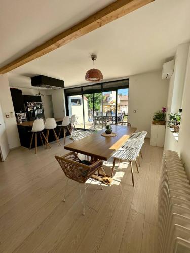 un salon avec une table et des chaises en bois dans l'établissement Agréable maison rénovée, en ville et au calme !, à Lyon