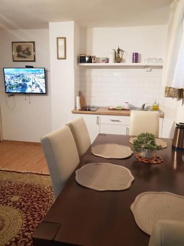 TV a/nebo společenská místnost v ubytování Apartment Arslan