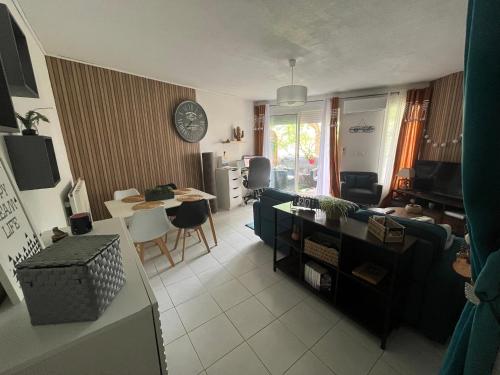 un salon avec un canapé et une table dans l'établissement Béziers 2 chambres résidence avec parking privatif, à Béziers