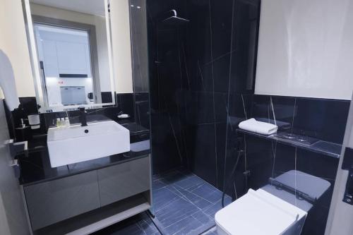 Ванная комната в Elegant Studio in Binghatti Canal