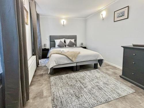 - une chambre avec un lit, un tapis et une commode dans l'établissement Luxury Apartment Paris Saint-Honoré - Rentaway BnB, à Paris