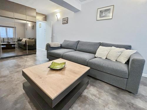 un salon avec un canapé et une table basse dans l'établissement Luxury Apartment Paris Saint-Honoré - Rentaway BnB, à Paris