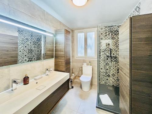 une salle de bain avec toilettes, lavabo et douche dans l'établissement Luxury Apartment Paris Saint-Honoré - Rentaway BnB, à Paris