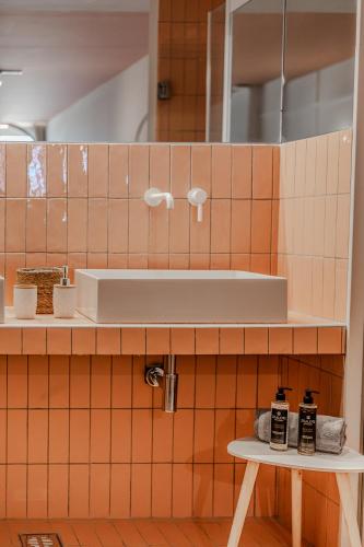 ヴォロスにあるLeisure Escape with a sea view by Salt Apartmentsのタイル張りの壁に洗面台付きのバスルーム