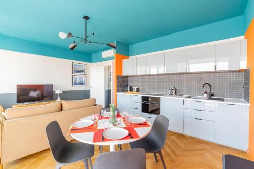 une cuisine et un salon avec une table et des chaises dans l'établissement Le Skyline - Apt climatisé avec terrasse Marseille, à Marseille