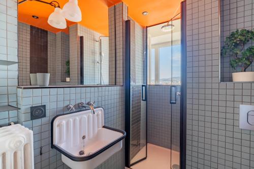 une salle de bain avec un lavabo et une douche dans l'établissement Le Skyline - Apt climatisé avec terrasse Marseille, à Marseille