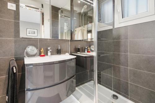 une salle de bain avec une douche, un lavabo et un miroir dans l'établissement Naturistecapdagde Villa Port Venus Serenity, au Cap d'Agde