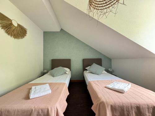 - 2 lits dans une chambre adjacente dans l'établissement Maison Évasion Vichy14 couchages, à Vichy