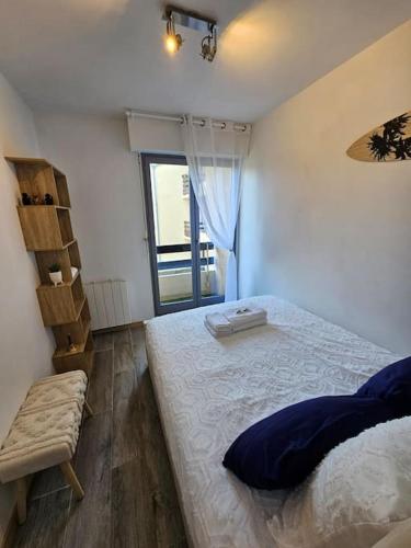 une chambre avec un grand lit et une fenêtre dans l'établissement Convivialité agréable séjour au calme, à Cabourg