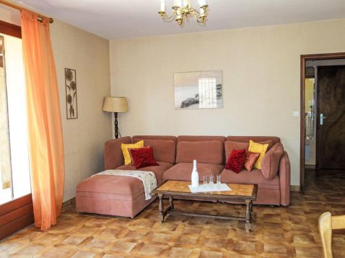 un salon avec un canapé et une table dans l'établissement Holiday Home L'ensoleillade by Interhome, à Saint-Cyr-sur-Mer