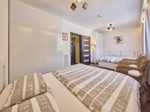 ヴィートコヴィツェにあるApartment Horní Mísečky-2 by Interhomeのベッドが2つとベッドが1つある寝室