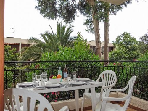 une table blanche et des chaises sur un balcon dans l'établissement Apartment Provence Village-3 by Interhome, à Saint-Cyr-sur-Mer
