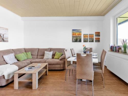 un soggiorno con un divano e un tavolo di Apartment Seeschwalbe by Interhome a Warwerort