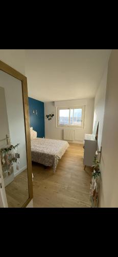 - une chambre avec 2 lits et un miroir dans l'établissement Appartement Lumineux Anglet, à Anglet
