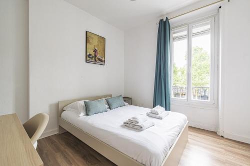 une chambre avec un lit et une fenêtre dans l'établissement Pentagone 23 Stade de Reims, à Reims