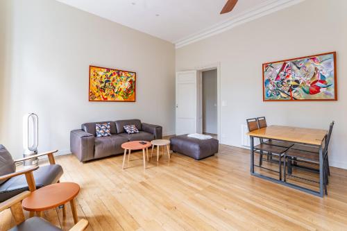 un salon avec un canapé et une table dans l'établissement Magnifique et lumineux T3 de charme aux Quinconces idéal pour 4 personnes, à Bordeaux