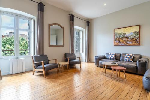 un salon avec un canapé et des chaises dans l'établissement Magnifique et lumineux T3 de charme aux Quinconces idéal pour 4 personnes, à Bordeaux