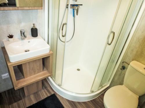Bilik mandi di Holiday Home Tiny Haus Lene by Interhome