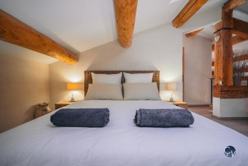 une chambre avec un lit avec deux oreillers dessus dans l'établissement Villa spacieuse, grande piscine et jardin, à Saint-Quentin-la-Poterie