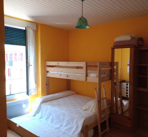 - une chambre avec 2 lits superposés et un miroir dans l'établissement Spacieux T4 Cœur de ville, à Hendaye