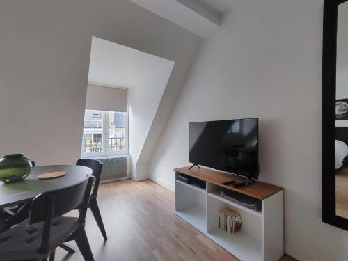 Paris Apartment Near Arc de Triomphe and Shopping