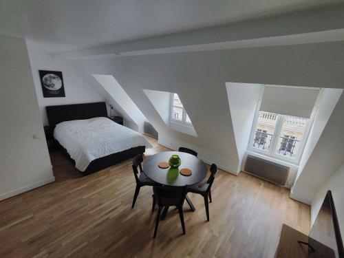 Paris Apartment Near Arc de Triomphe and Shopping