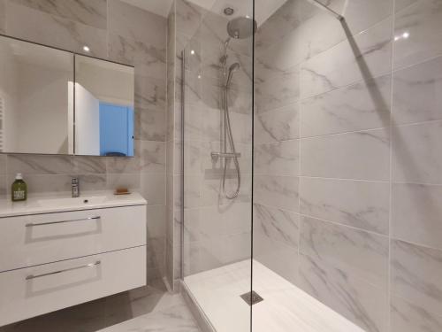Paris Apartment Near Arc de Triomphe and Shopping