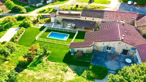 une vue aérienne d'une maison avec piscine dans l'établissement Enorme Domaine avec Piscine, Salle de fête, Boulodrome, Cinéma et plus, à Nérac