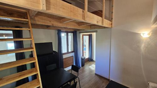 Cette chambre dispose de lits superposés et d'un bureau. dans l'établissement Studio 2D, à Avignon