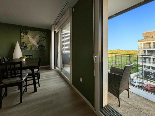 une salle à manger avec une table et un balcon dans l'établissement Suite Kalista Disneyland Paris - Rentaway BnB, à Montévrain