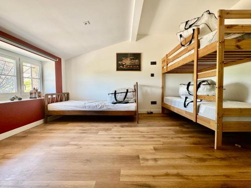 deux lits superposés dans une chambre avec parquet dans l'établissement Enorme Domaine avec Piscine, Salle de fête, Boulodrome, Cinéma et plus, à Nérac