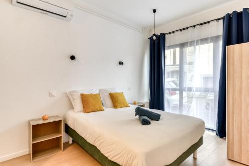 une chambre avec un lit avec un ours en peluche dessus dans l'établissement Le Logis de Joseph au pied de la Cité Médiévale, à Carcassonne