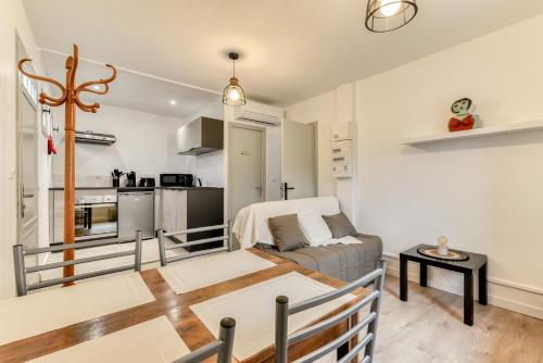 un salon avec un canapé et une table dans l'établissement Le Logis de Joseph au pied de la Cité Médiévale, à Carcassonne