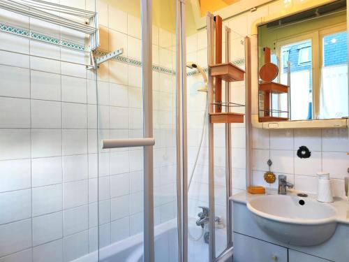 une salle de bain avec un lavabo et une douche dans l'établissement Rue Faustin Helie - Paris 16, à Paris