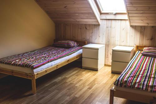 1 dormitorio con 1 cama y 2 cajones en Holiday Home Četri Vēji en Turkalne
