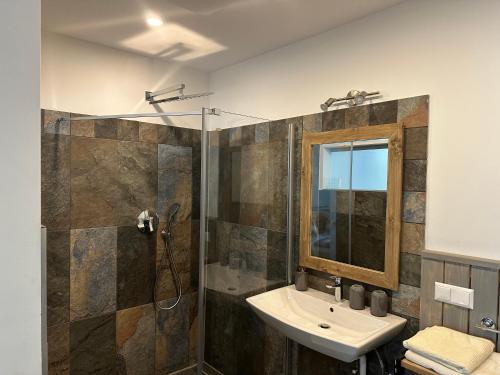 a bathroom with a sink and a shower at Gasthof Winkelwirt in Althofen