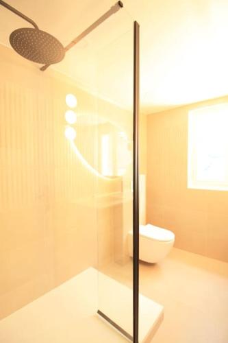 Ένα μπάνιο στο Disponible - Maison Entière Rénovée - Matelas Emma - RERB, 5mn Paris - Parking Rue Gratuit - Matelas Emma - 6 pers - 2 Terrasses