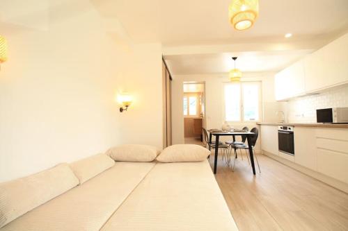 Χώρος καθιστικού στο Disponible - Maison Entière Rénovée - Matelas Emma - RERB, 5mn Paris - Parking Rue Gratuit - Matelas Emma - 6 pers - 2 Terrasses