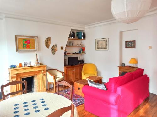 Stay in central Paris near Arc de Triomphe