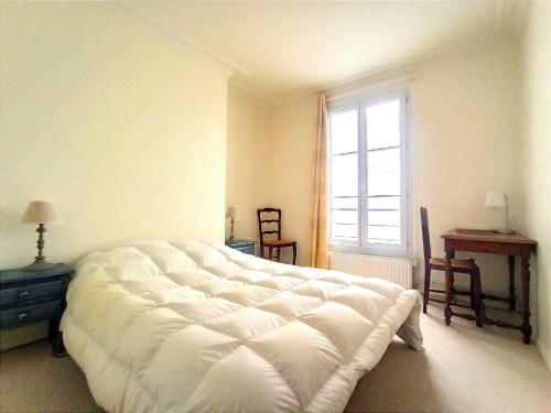 Stay in central Paris near Arc de Triomphe