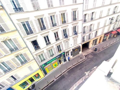 Stay in central Paris near Arc de Triomphe