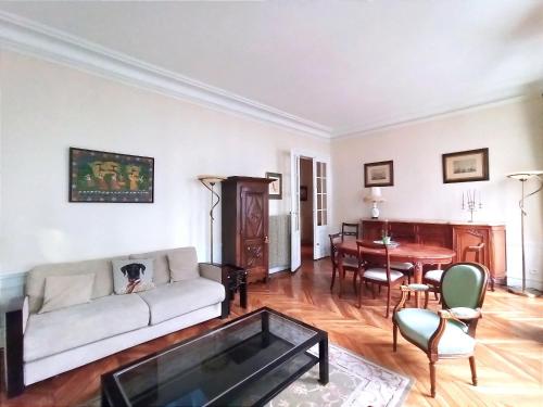 Photo de la galerie de l'établissement Bd de la Tour Maubourg - Paris 7, à Paris